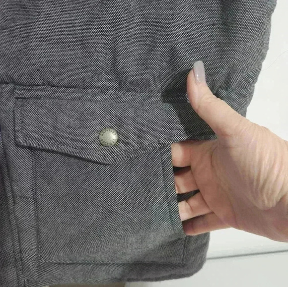 Gap Mens puffy vest. Size Medium - Picture 3 of 9